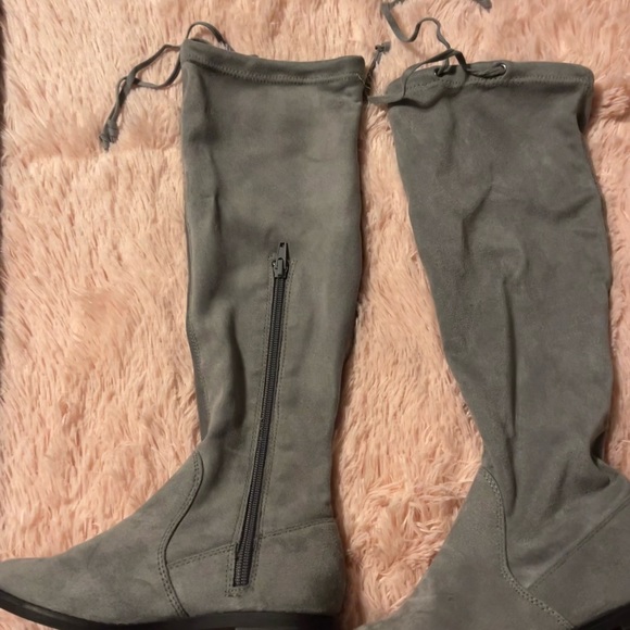 Jessica Simpson Girls Boots size 1
Grey Relaxed Knee-High Boots/Lightweight - Picture 3 of 4